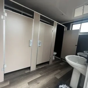 Batería de baños con cubículos y lavamanos - módulos sanitarios Megacontainers