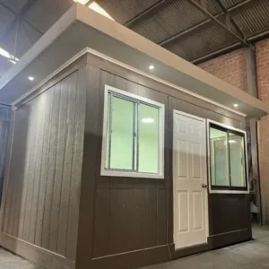 Estructura Smart Panel café con puerta blanca y ventanas, interior de galpón